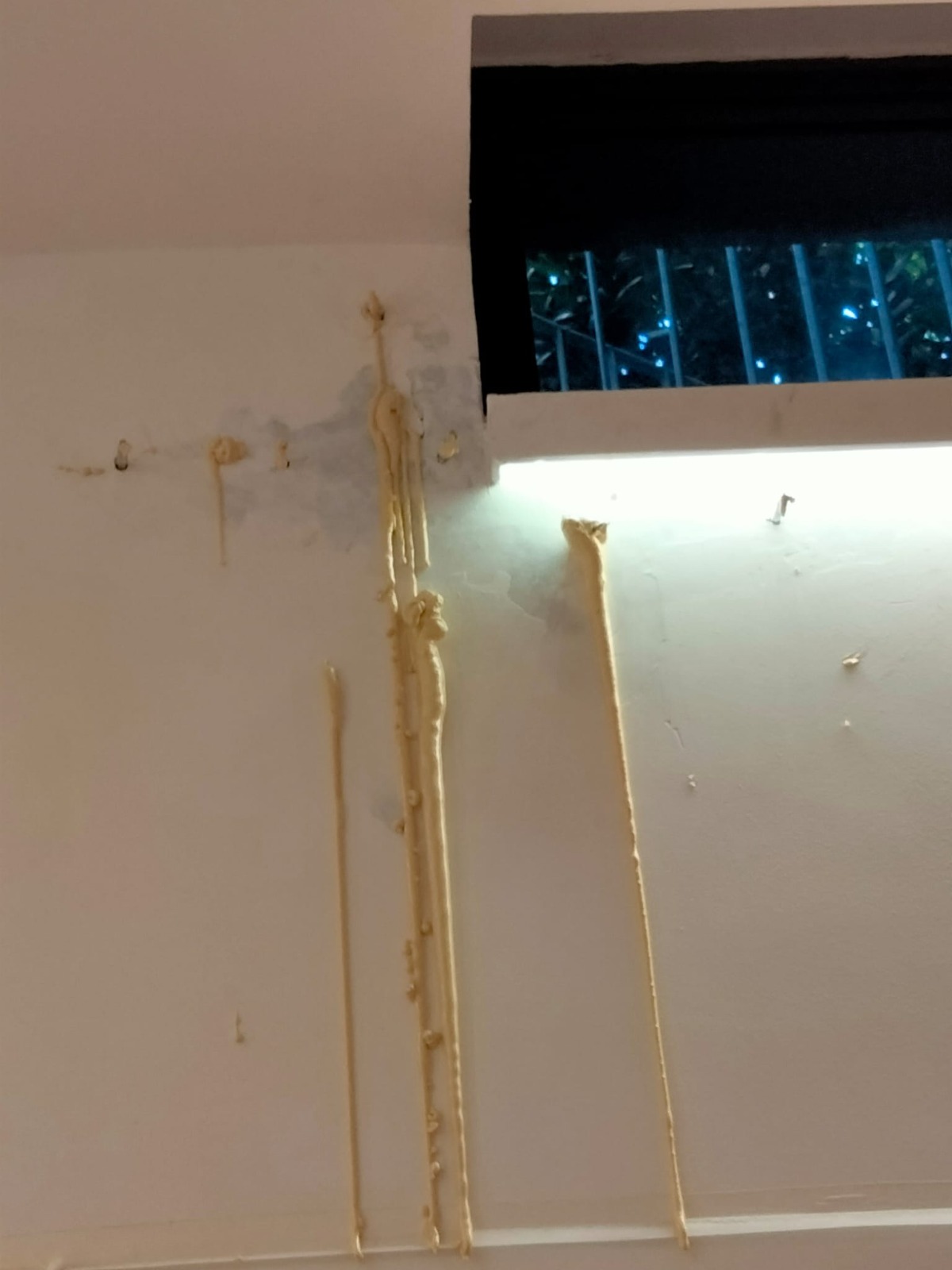 Injection packers set into a concrete crack during PU pressure grouting